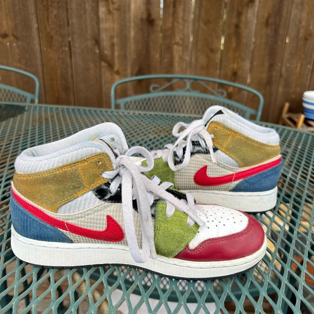 Nike Boys Kids Sneakers in Red, Green, and Gold 5Y - Picture 9 of 14